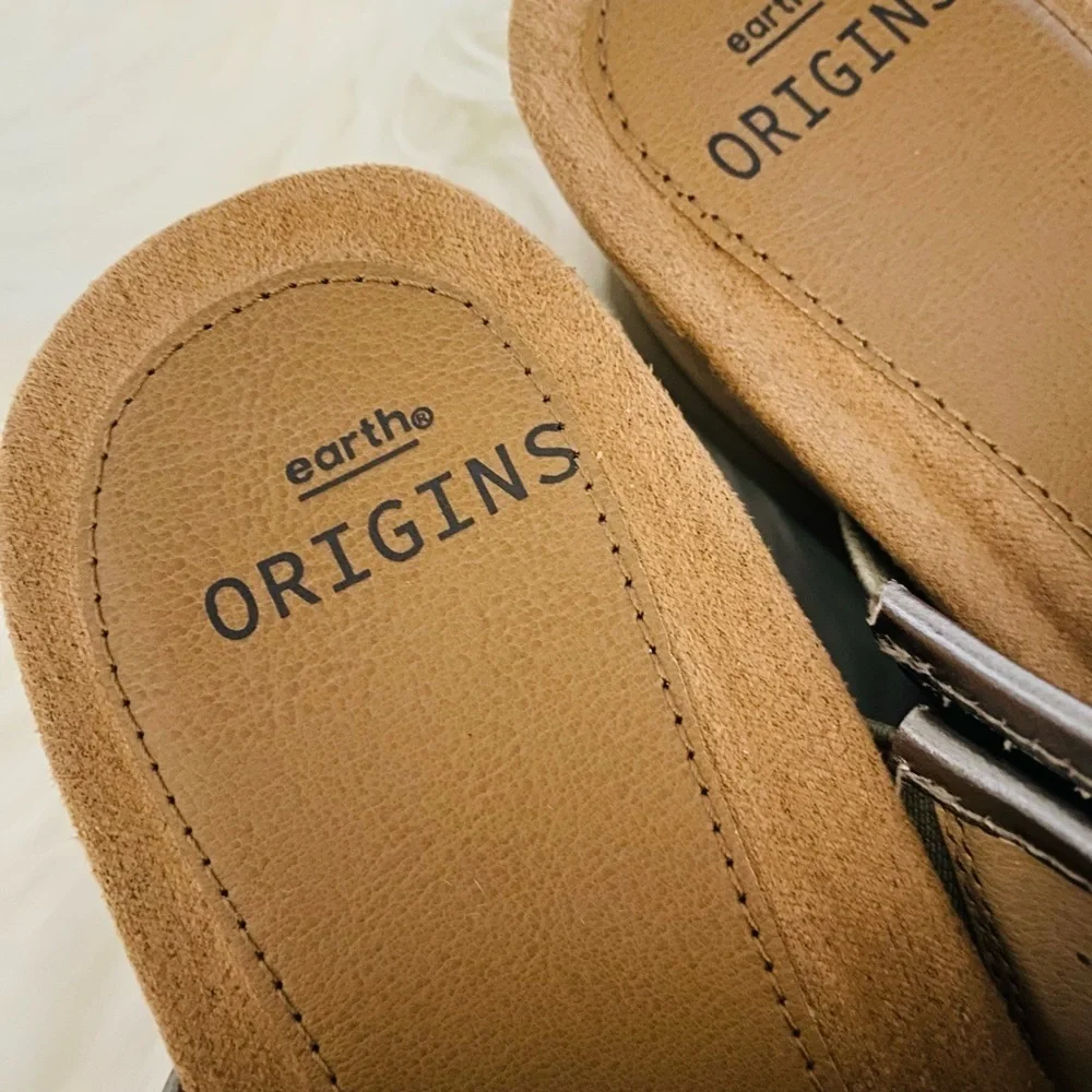 Earth Origins Pearl thong sandals in washed gold metallic leather, Sz. 9.5